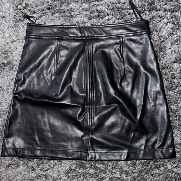Black leather skirt - Picture 2 of 3